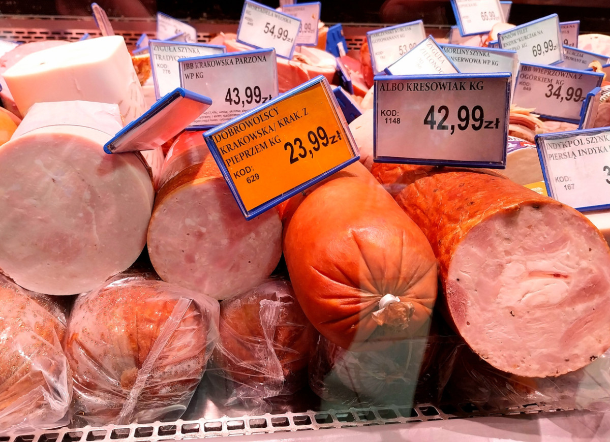 sklep mięsny, lada z wędlinami