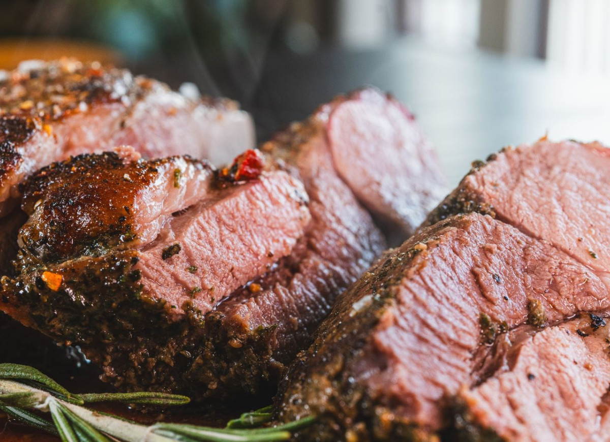 sposób na soczyste mięso - nie kroić od razu