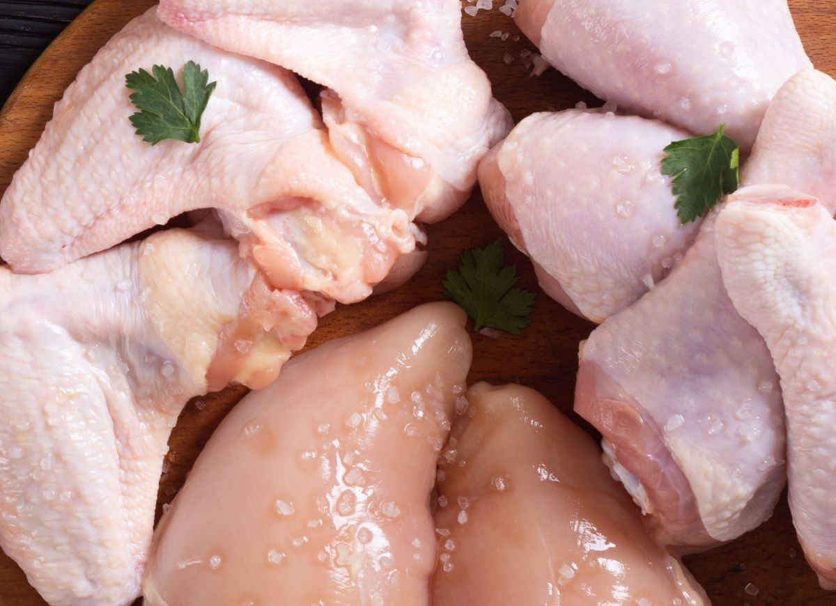 surowe mięso - kiedy solić