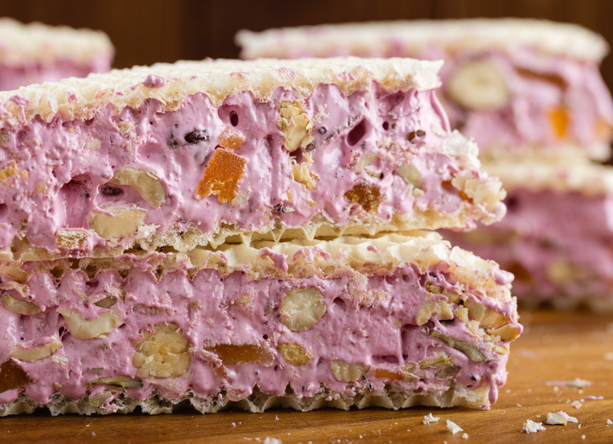 wafle z masą nugatową z białek