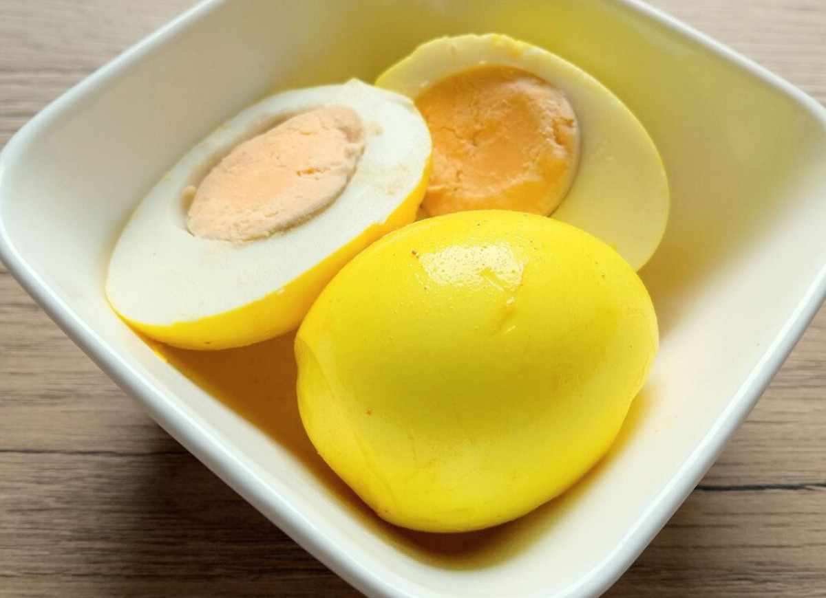 jajka marynowane w kurkumie