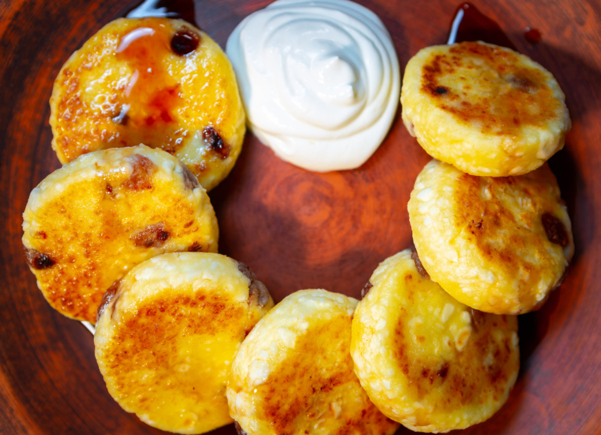 mendrzyki (warszawskie placuszki) z kwaśną śmietaną