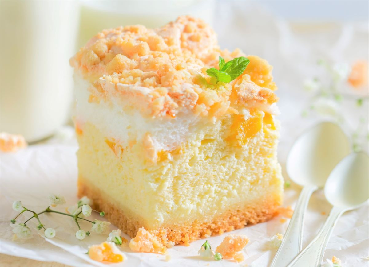 sernik z kruszonką i brzoskwiniami oraz bezą