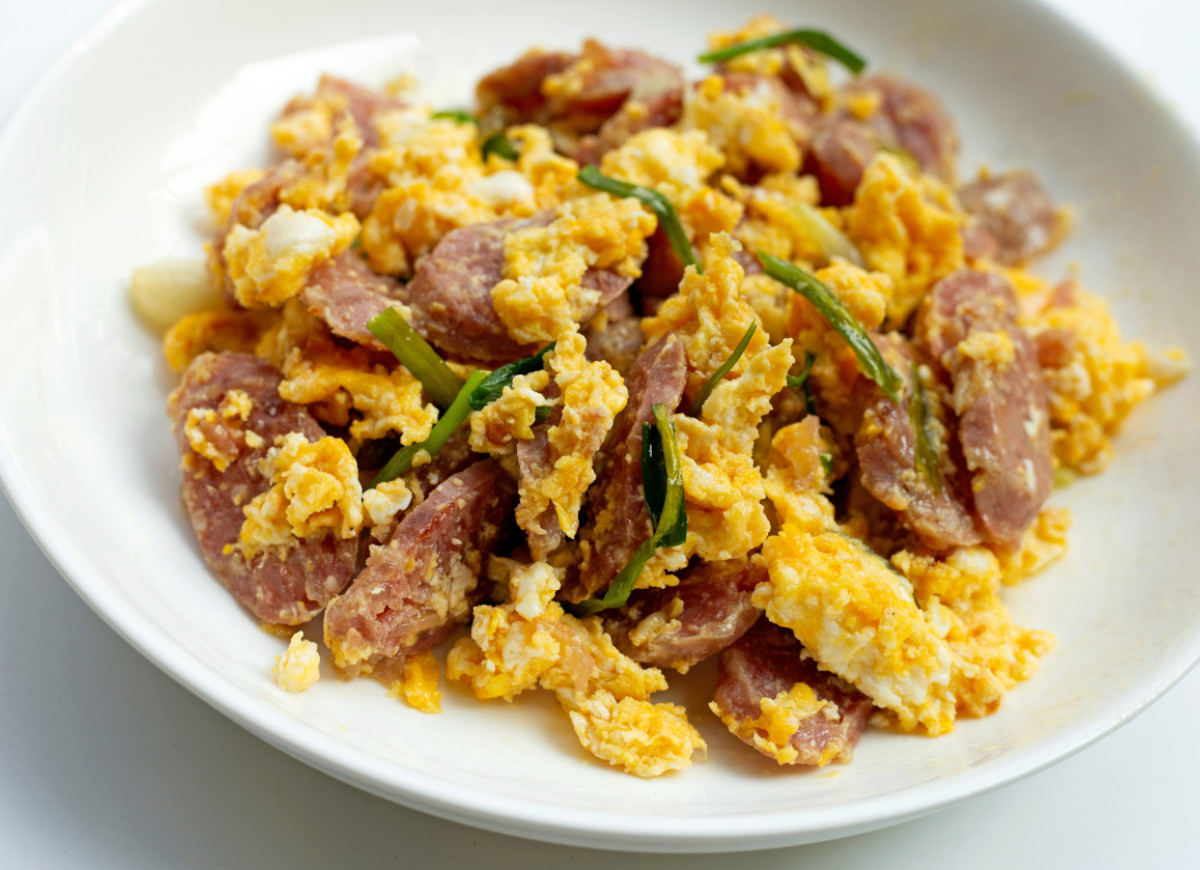 jajecznica  białą kiełbasą