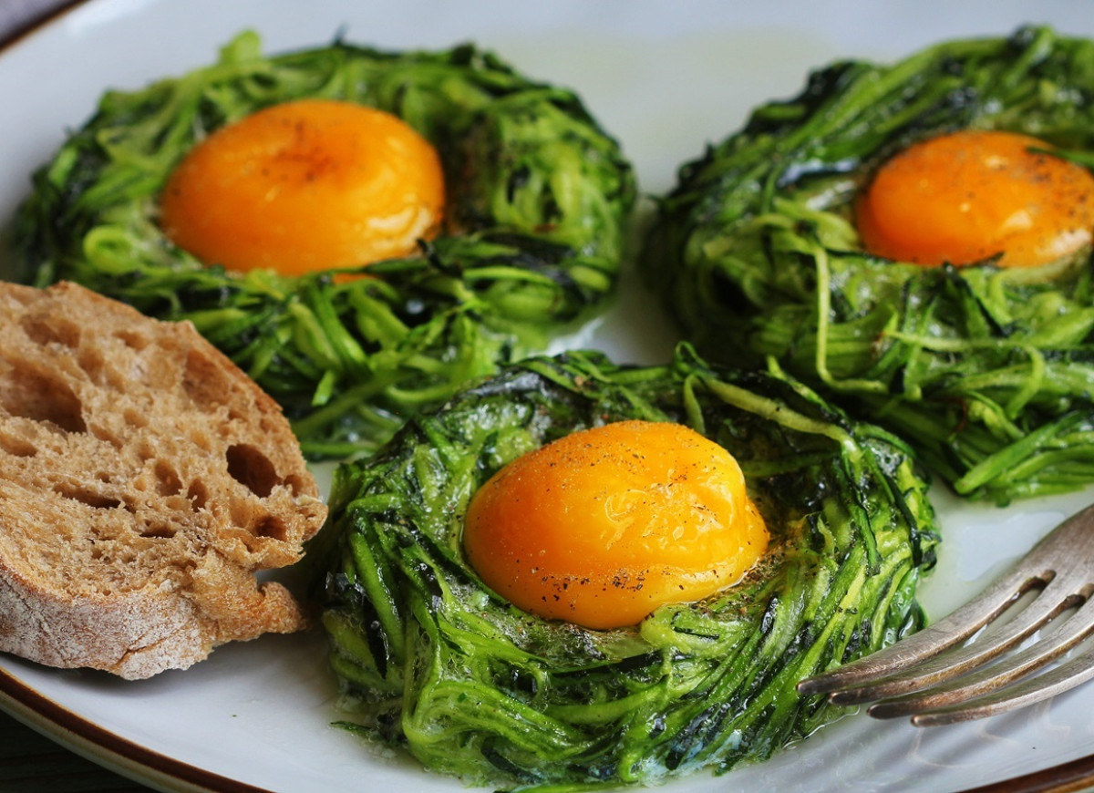 jajka w gniazdkach z agretti