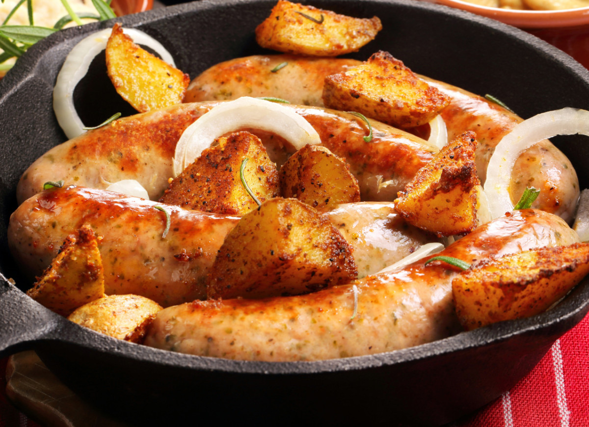 Pieczona kiełbasa z ziemniakami