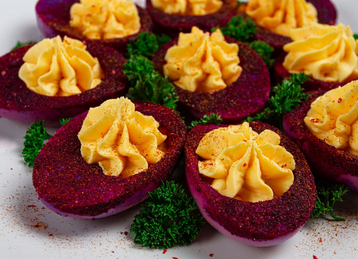 purpurowe jajka faszerowane