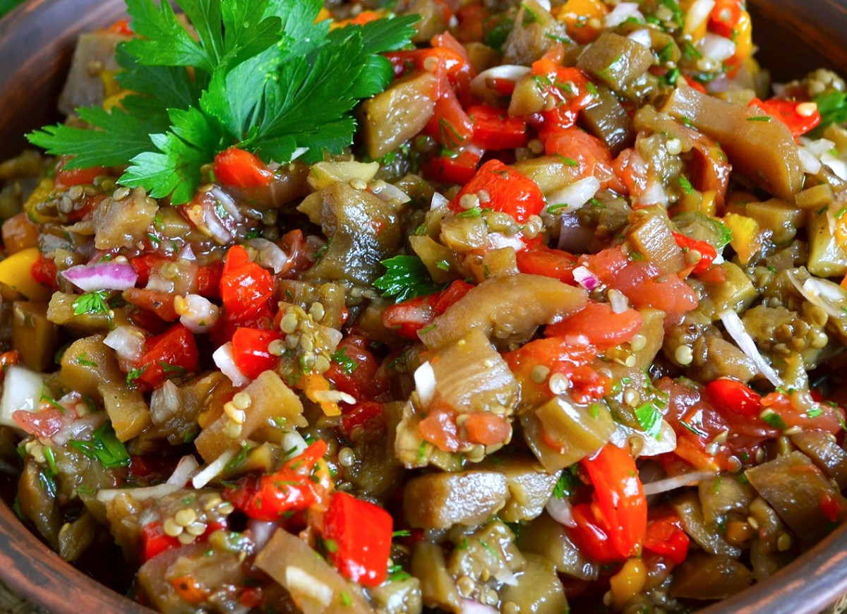 surówka z ogórków kiszonych z papryką