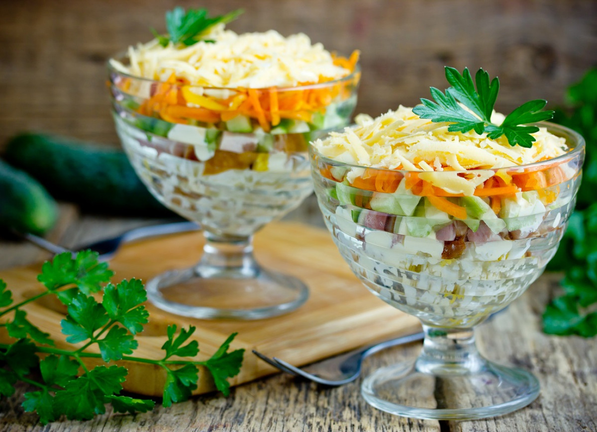 wielkanocna sałatka w pucharkach