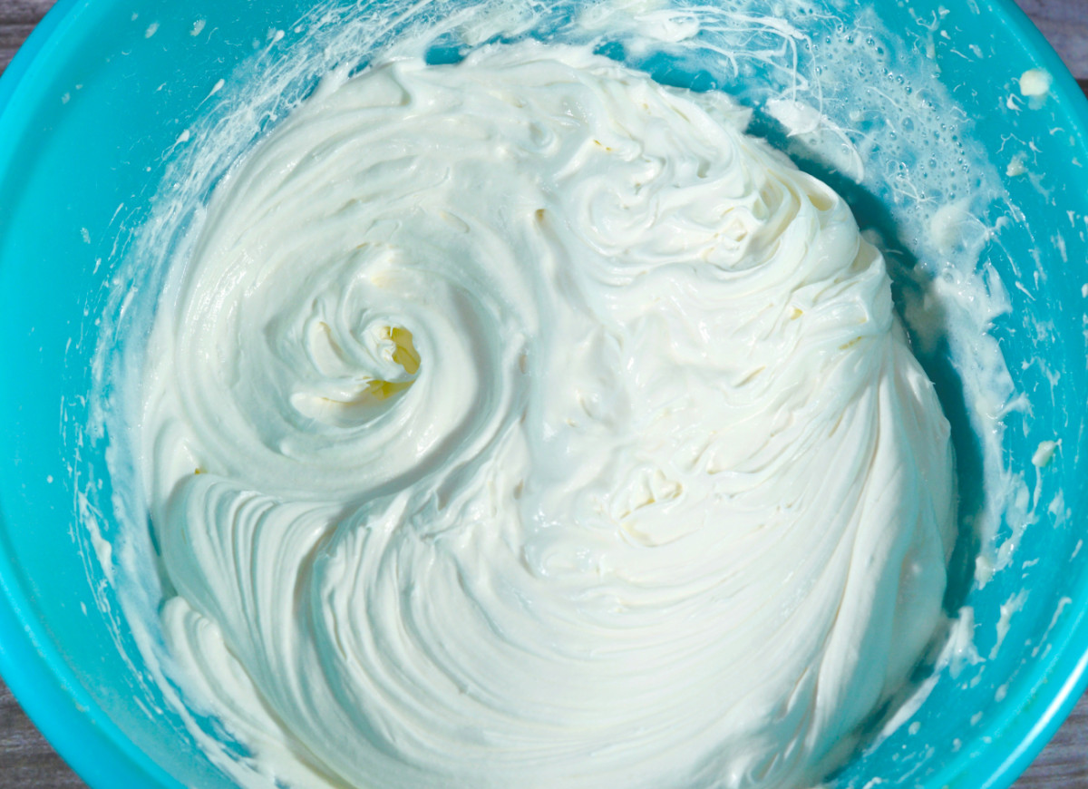 Bita śmietana z mlekiem skondnsowanym