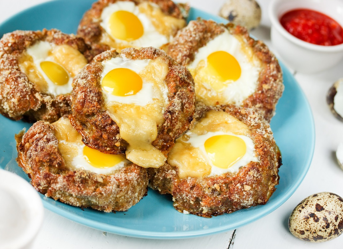 gniazda z mięsa mielonego z jajkiem