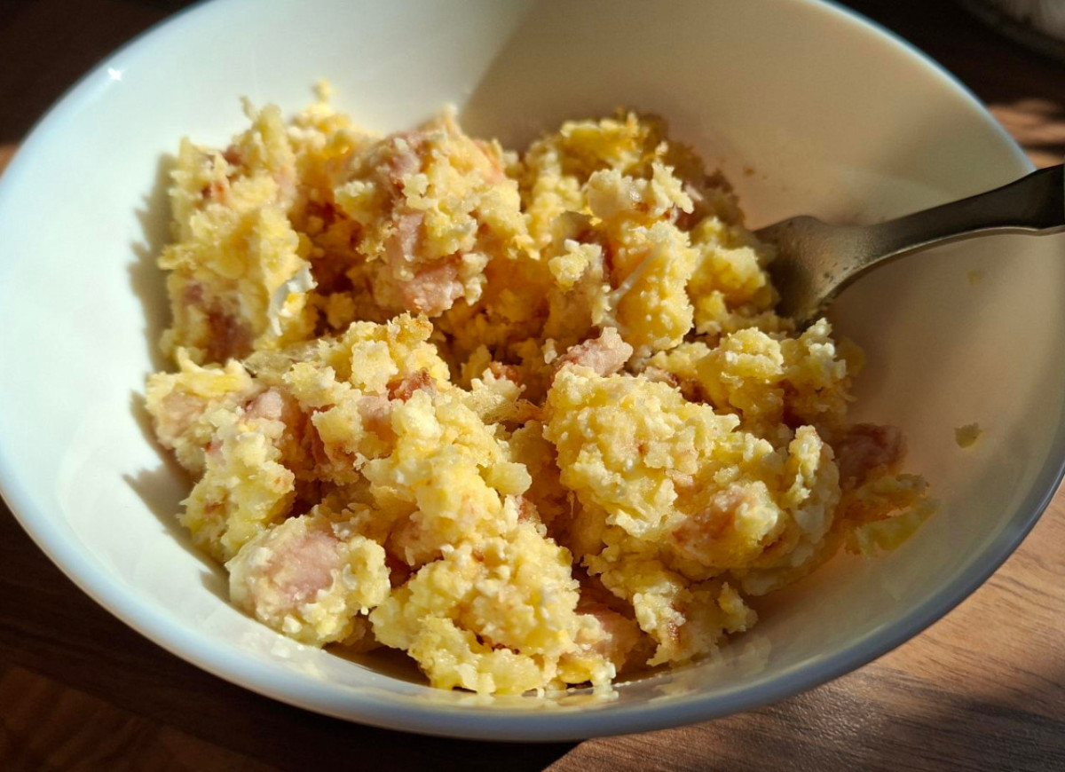 jajecznica z boczkiem i ziemniakami