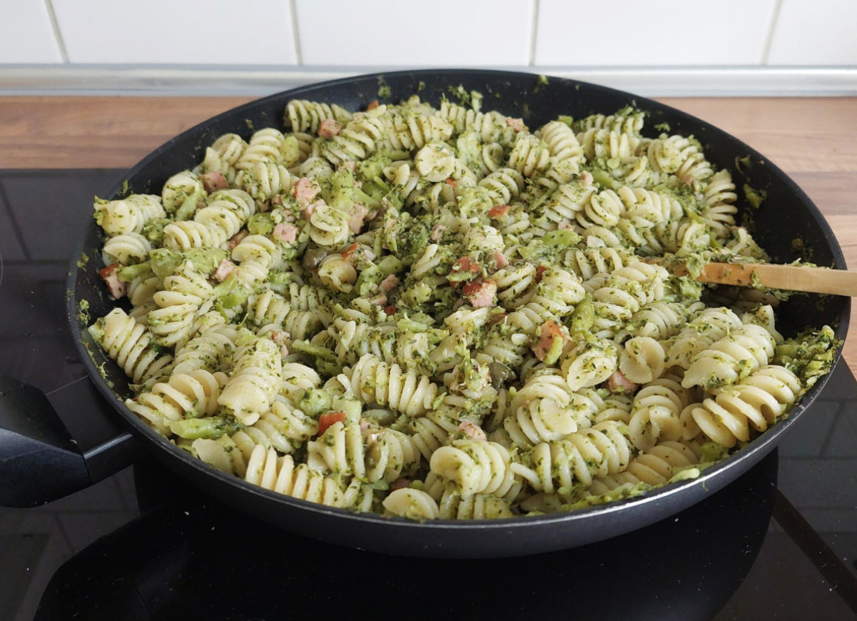 makaron z brokułem i anchois