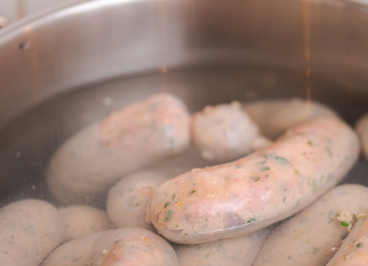 parzenie białej kiełbasy