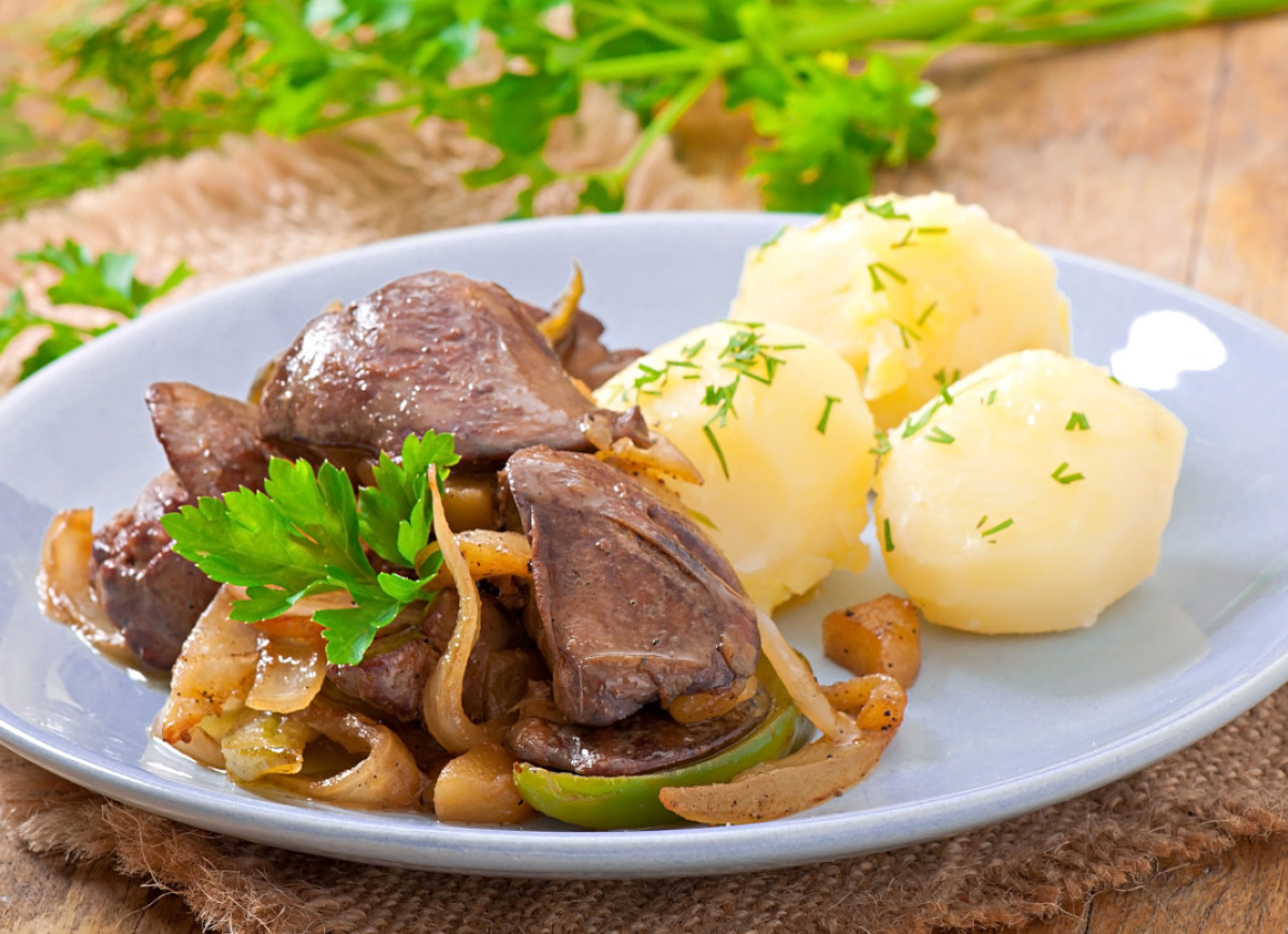 smażona wątróbka z cebulą i ziemniakami