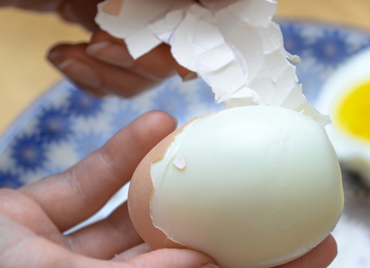 Obieranie jajek ze skorupki