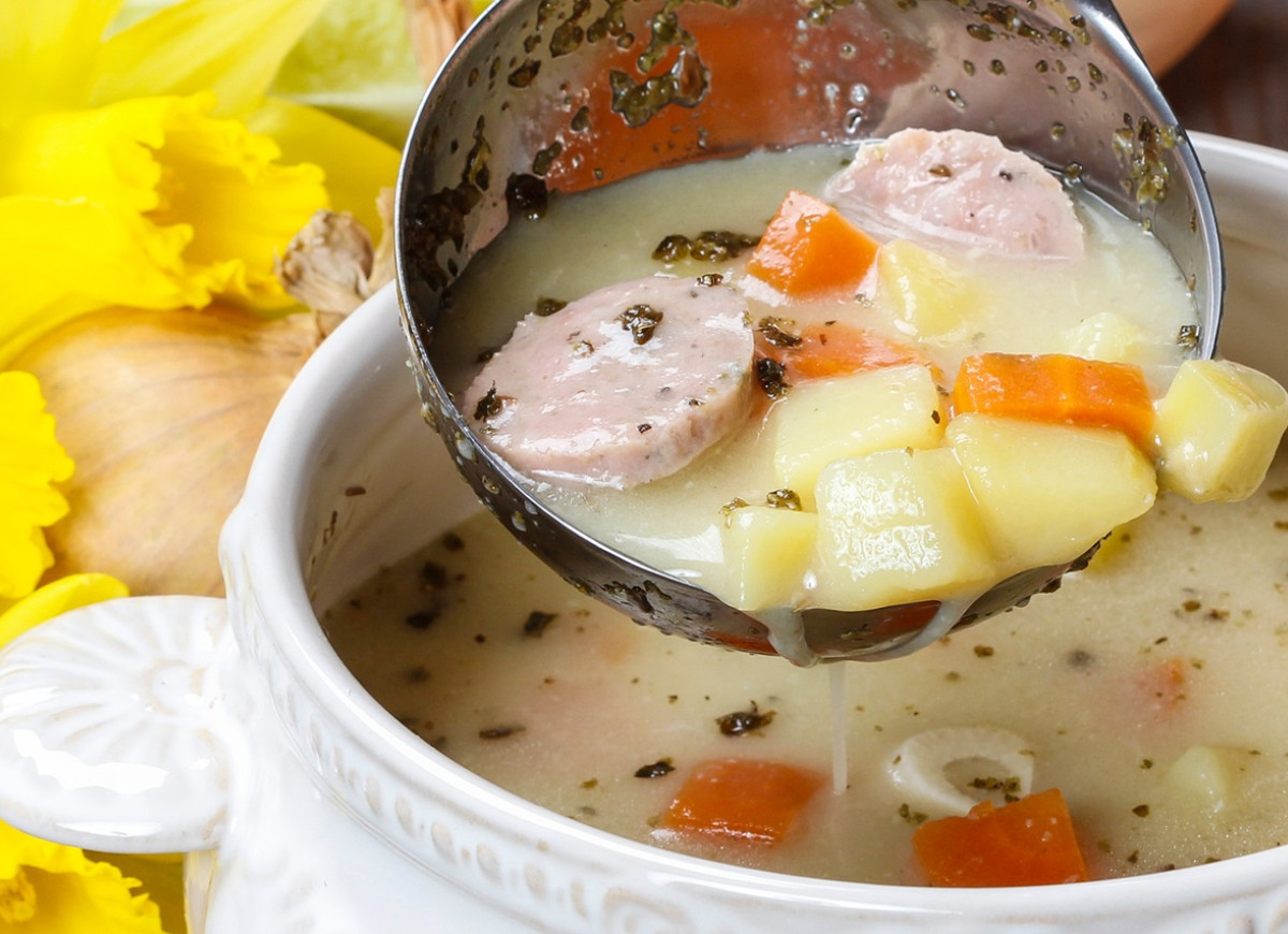 parzenie białej kiełbasy do żurku