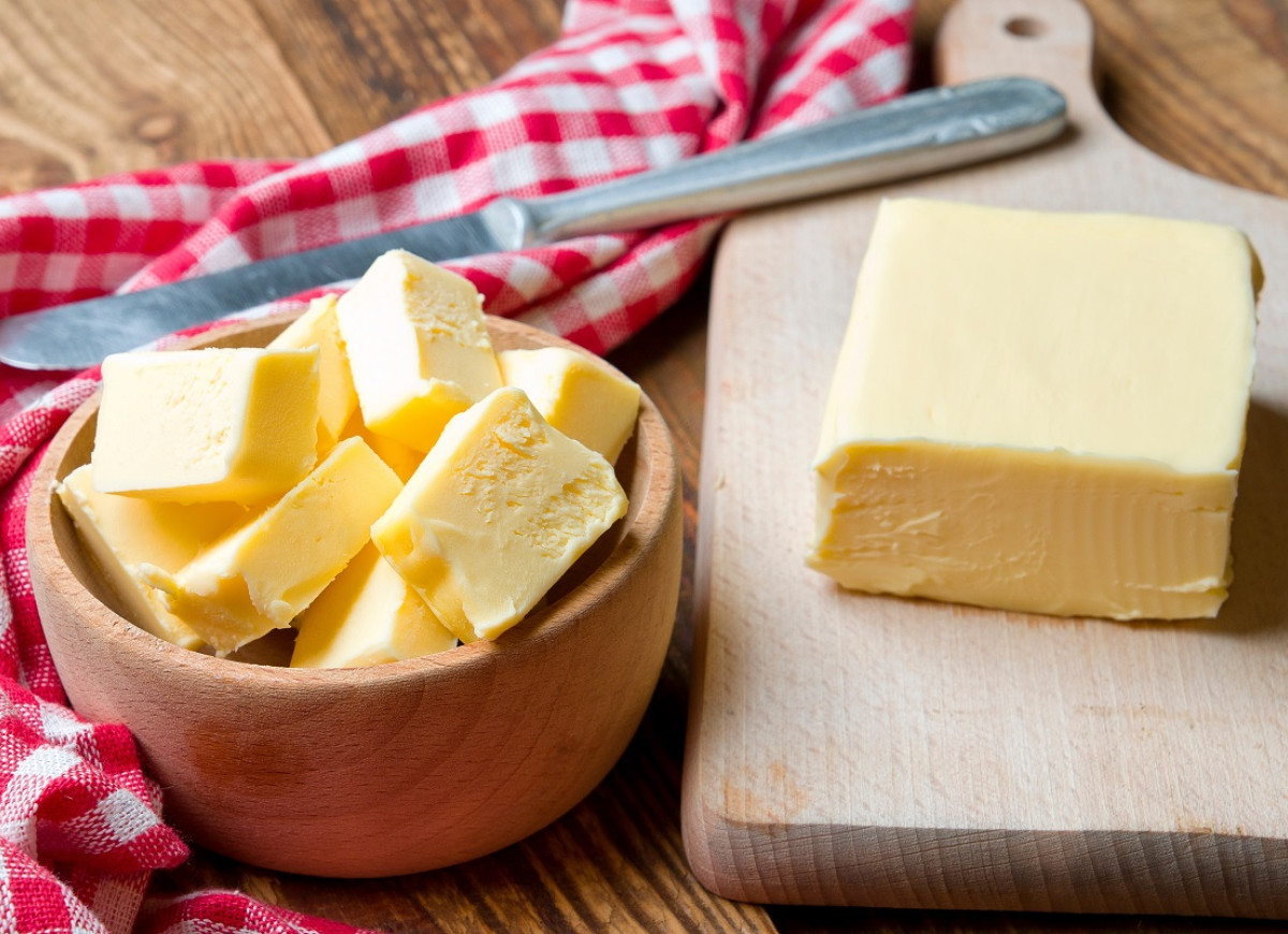 masło na desce do krojenia