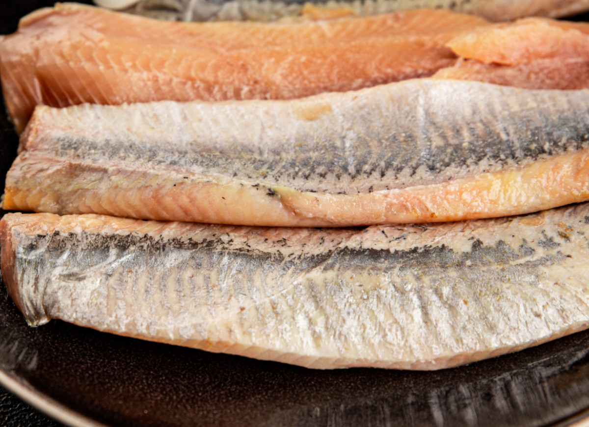 moczenie śledzi w soku pomarańczowym