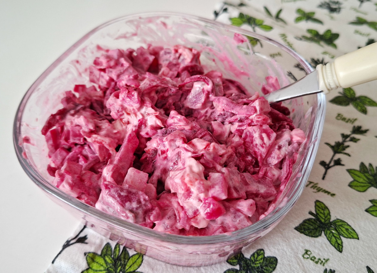 różowa sałatka śledziowa