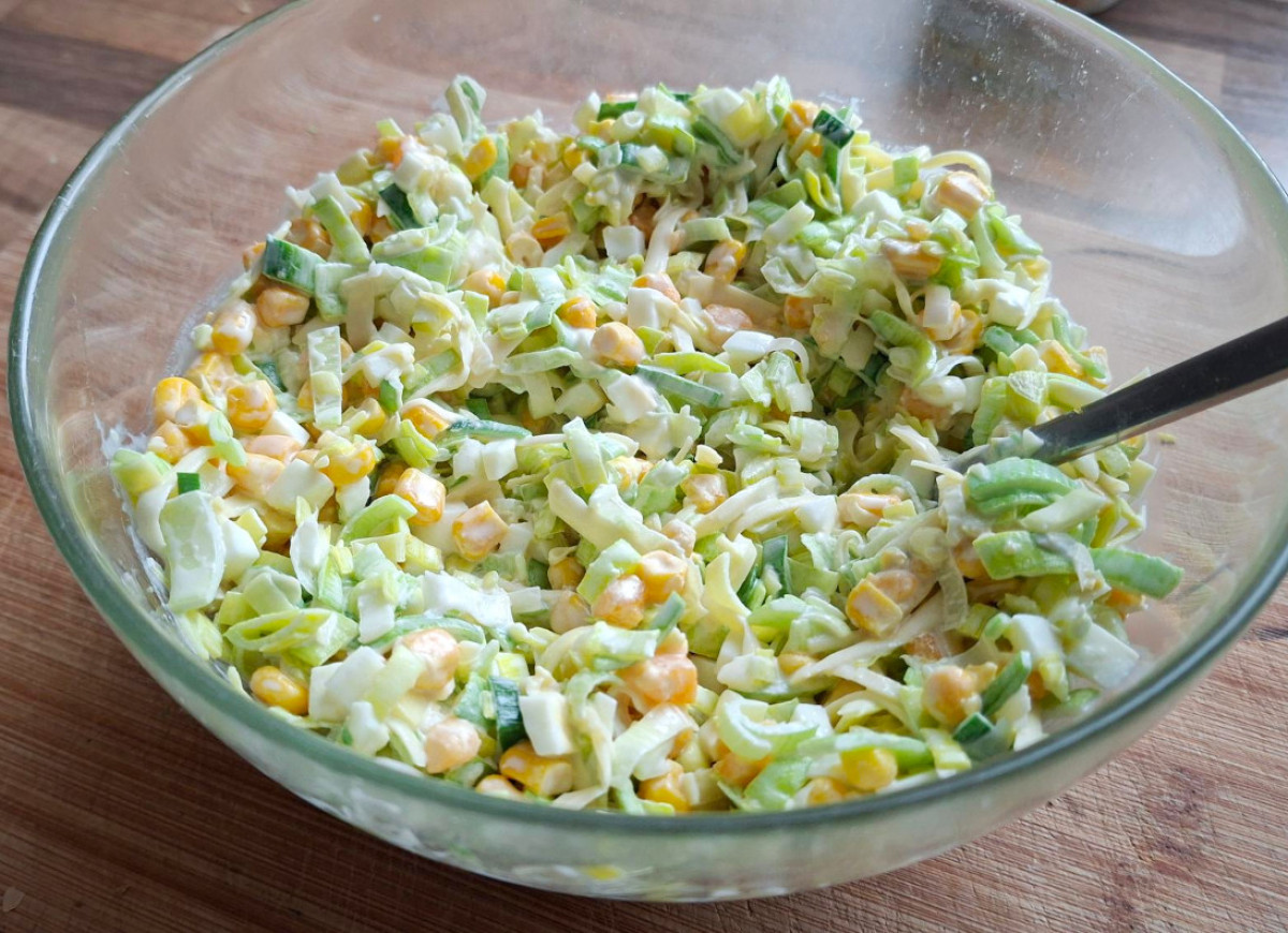 sałatka z pora z jajkiem i serem