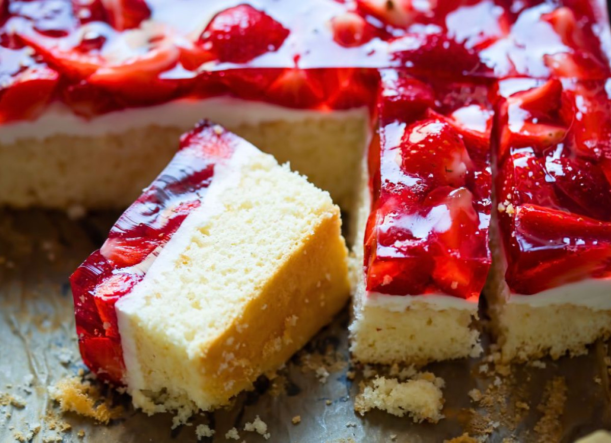 ciasto biszkoptowe z kremem jogurtowym, galaretką i owocami