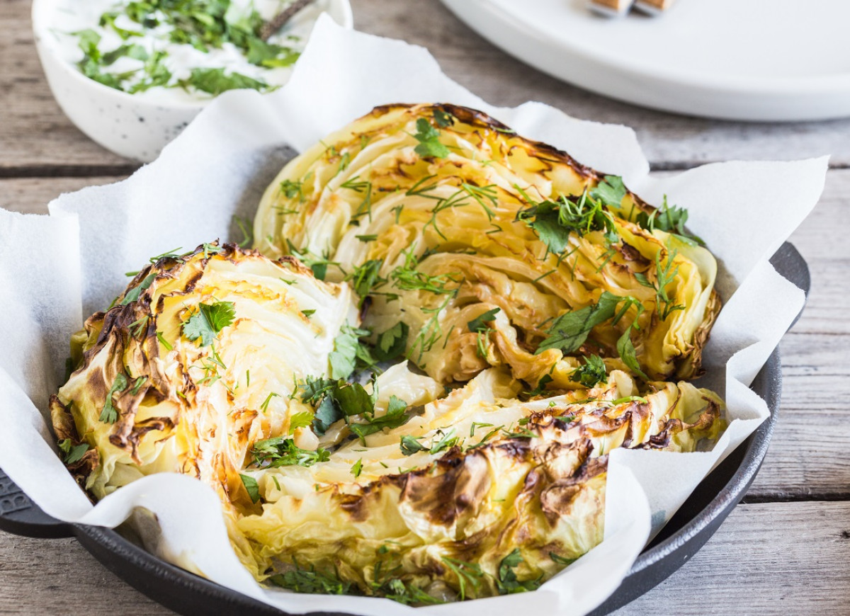 pieczona kapusta z sosem koperkowym