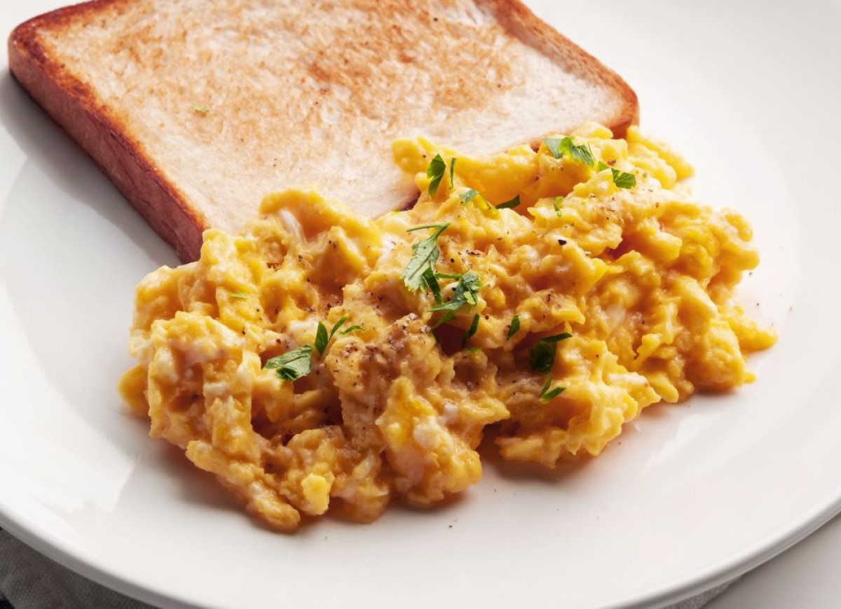 jajecznica z sosem sojowym