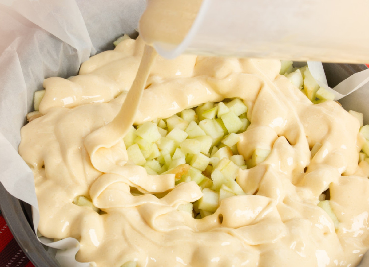 Zalewanie jabłek ciastem