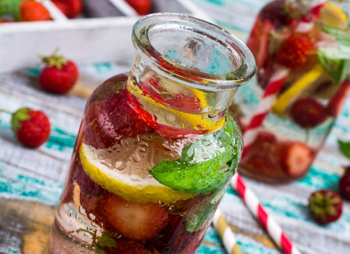 mrożona herbata cold brew z truskawkami i bazylią