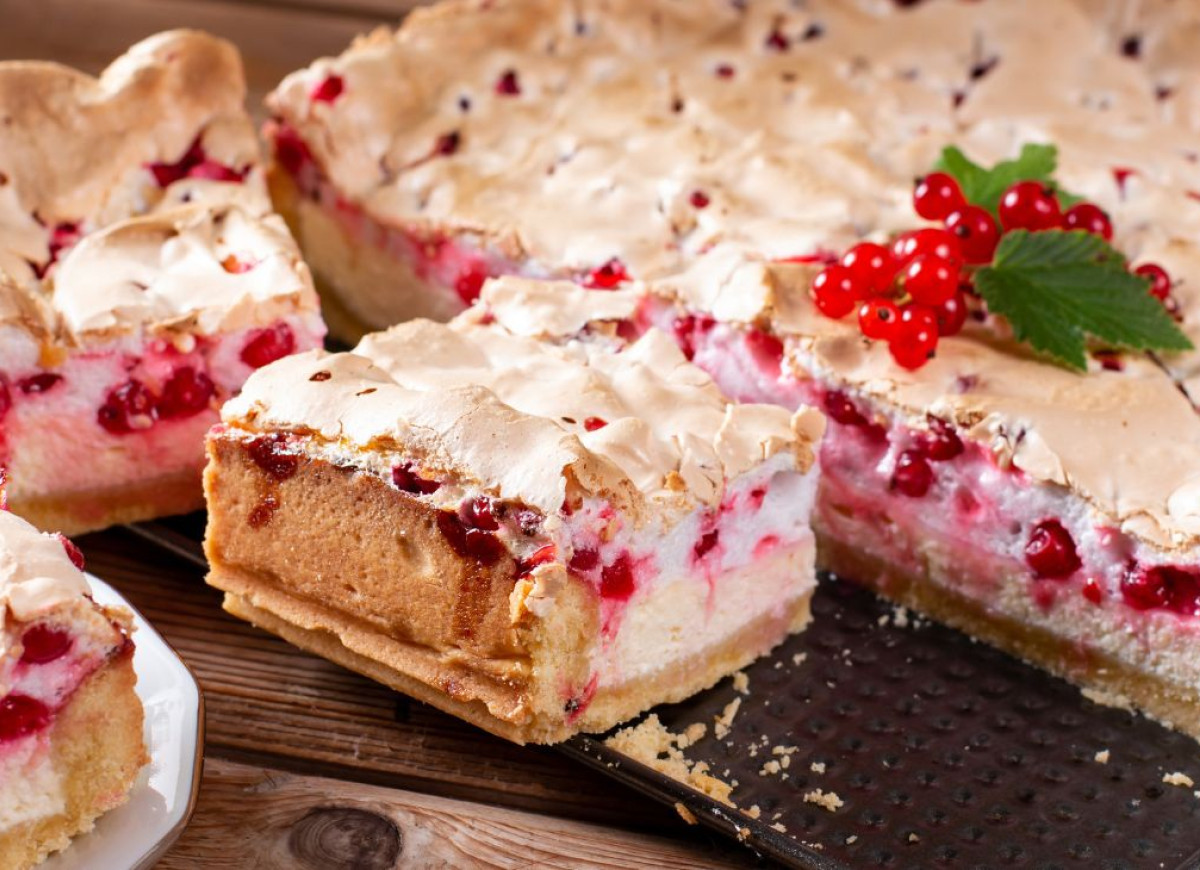 bezowa chmurka z porzeczkami