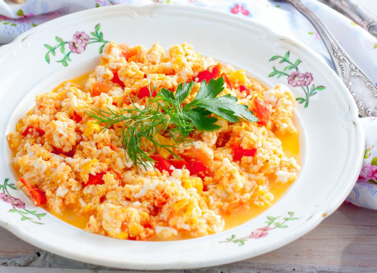 włoska jajecznica z parmezanem i suszonymi pomidorami