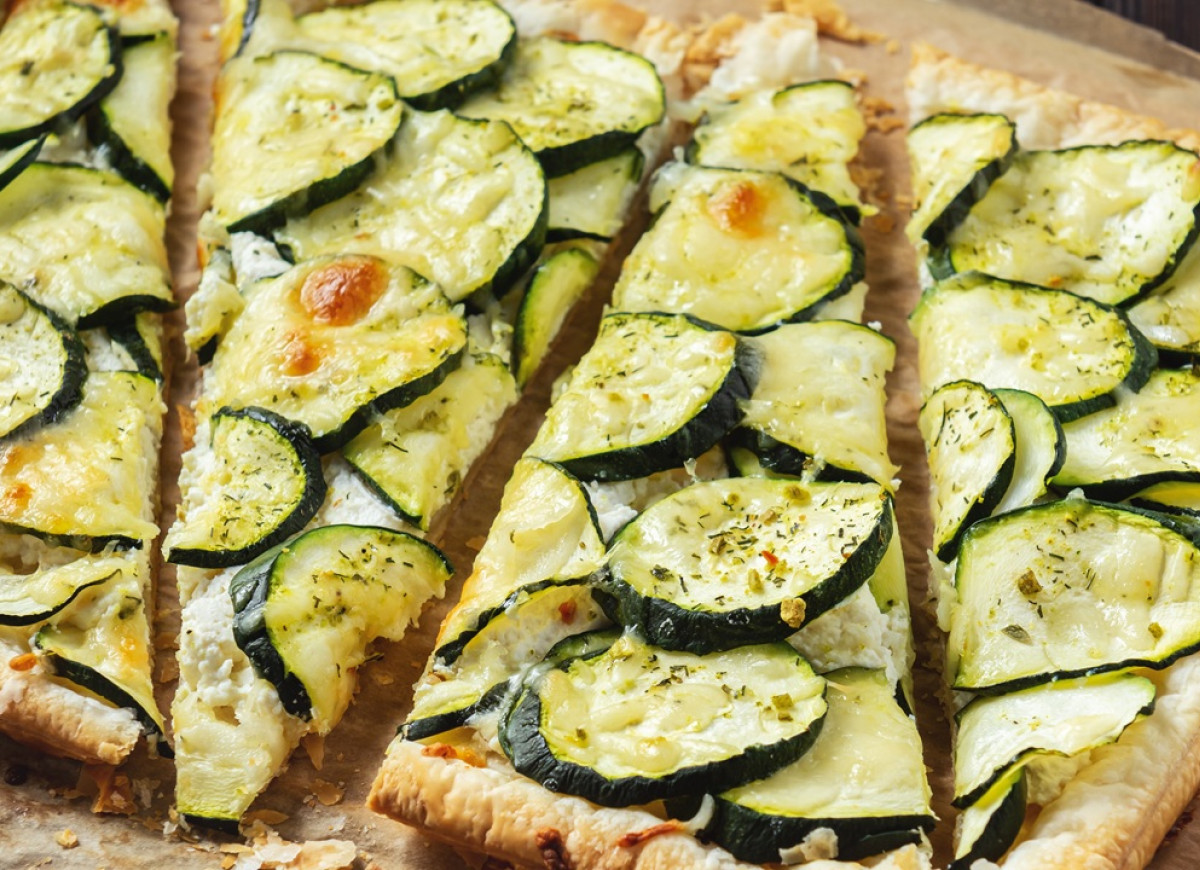 tarta z ciasta francuskiego z cukinią