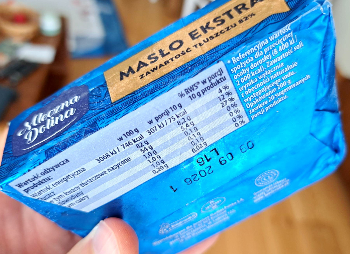 informacja o producencie na kostce masła