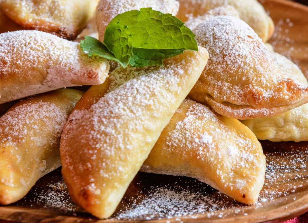 drożdżowe pierogi ze śliwkami i czekoladą