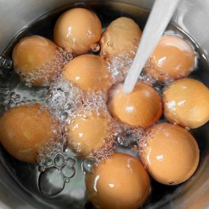 jak gotować jajka, żeby nie popękały