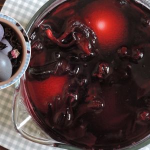 malowanie jajek w herbacie