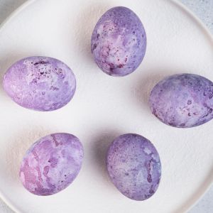 liliowe pisanki farbowane w hibiskusie