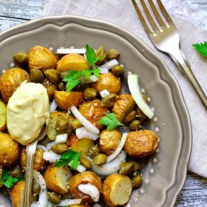 młode ziemniaki z kaparami i cebulą