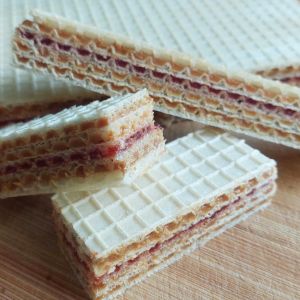 wafle z kajmakiem i dżemem