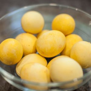 zimne jajka gotowane w kurkumie