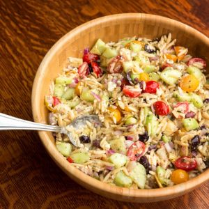 sałatka z makaronem orzo