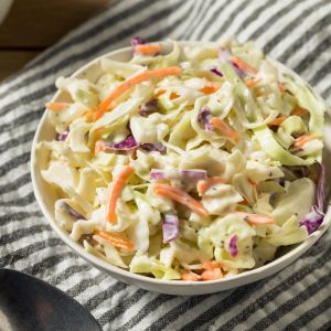 colesław z młodej kapusty