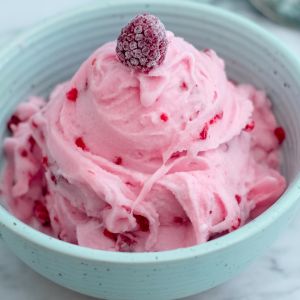 Domowe lody malinowe z 2 składników