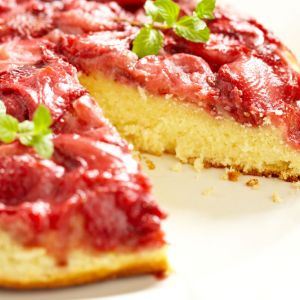 odwrócone ciasto z truskawkami
