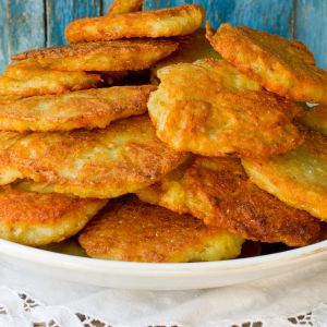 Placki ziemniaczane z sokiem z cytryny