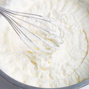 Bita śmietana z białą czekoladą