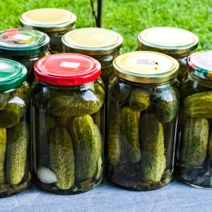 ogórki kiszone z herbatą liściastą