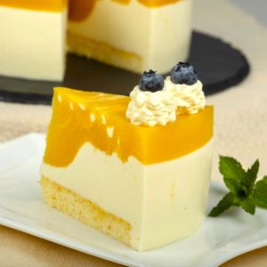 sernik z musem brzoskwiniowym