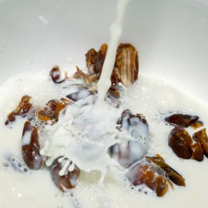 Zalewanie daktyli mlekiem